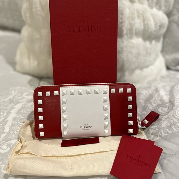 Valentino Garavani Handbags - Valentino Garavani Rockstud Color Block Wallet - NWT - 💎Authentic💎